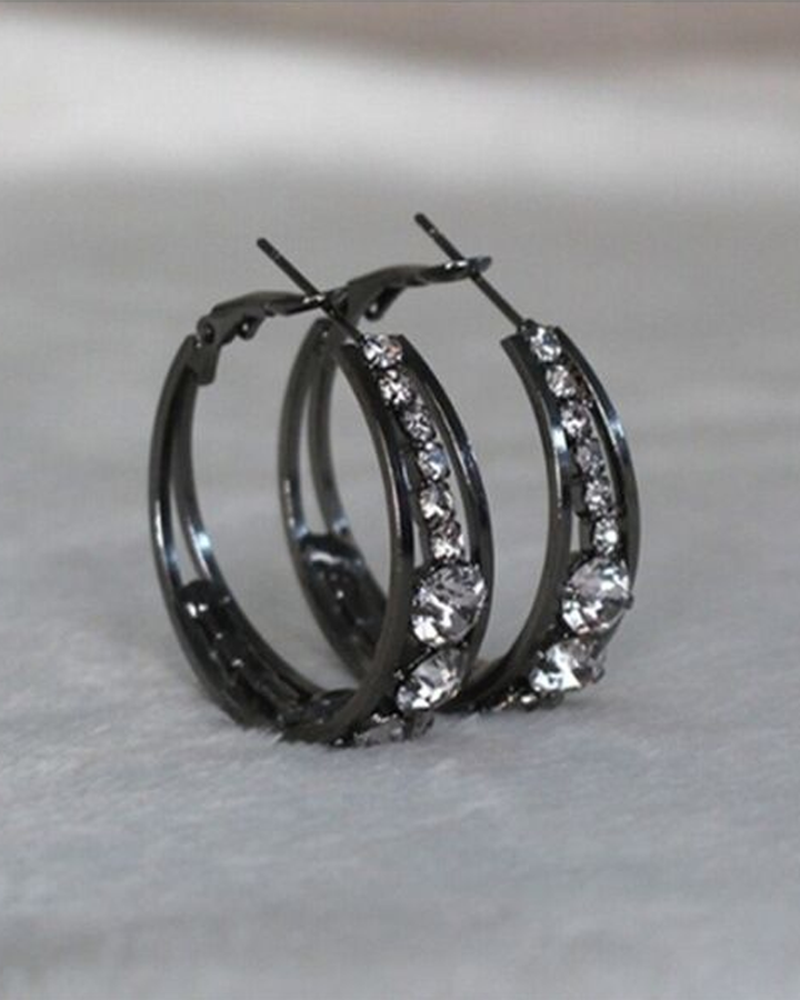 Grandes boucles d'oreilles créoles incrustées de strass