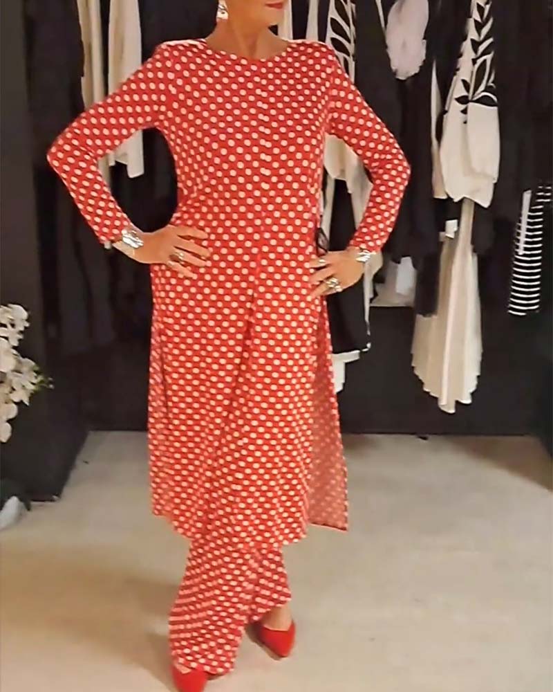 Costume élégant fendu à pois