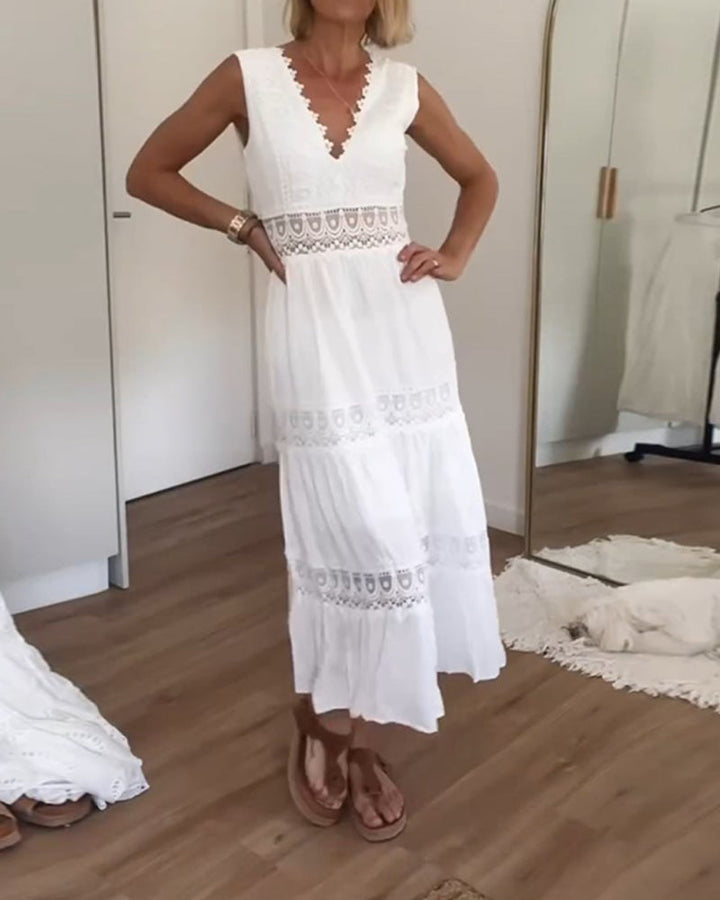 Emmeline | Robe en dentelle à col en V avec finition délicate et taille cintrée pour femme