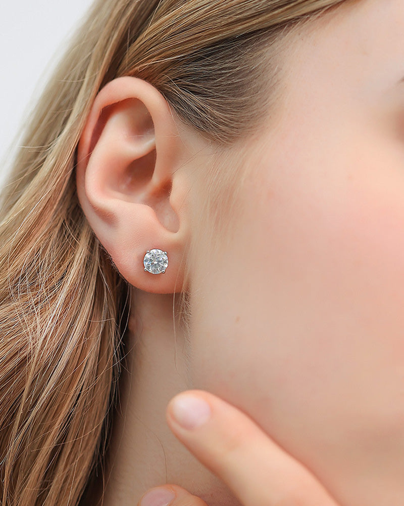 Boucles d'oreilles à tige rondes classiques en zircon