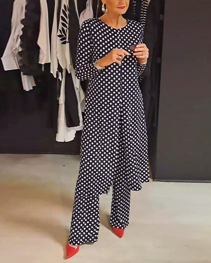 Costume élégant fendu à pois